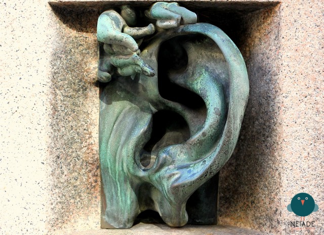 Un citofono a forma di orecchio